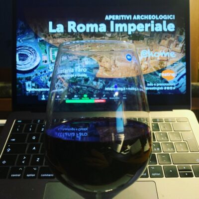 L'Archeologia esce dai libri e dai musei per entrare in salotto, fra un bicchiere di vino e una tazza di tè, alla scoperta delle bellezze di Roma.